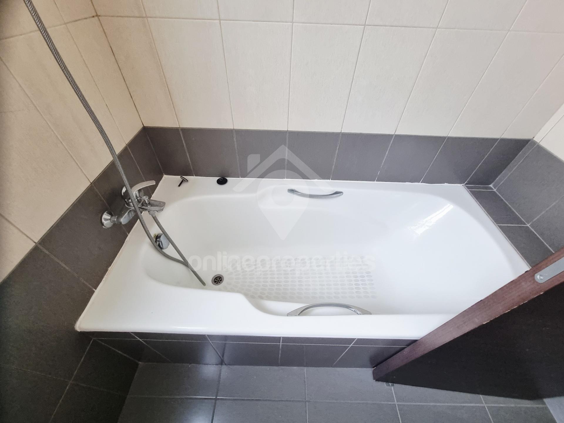 To change image, hover mouse over thumbnails below