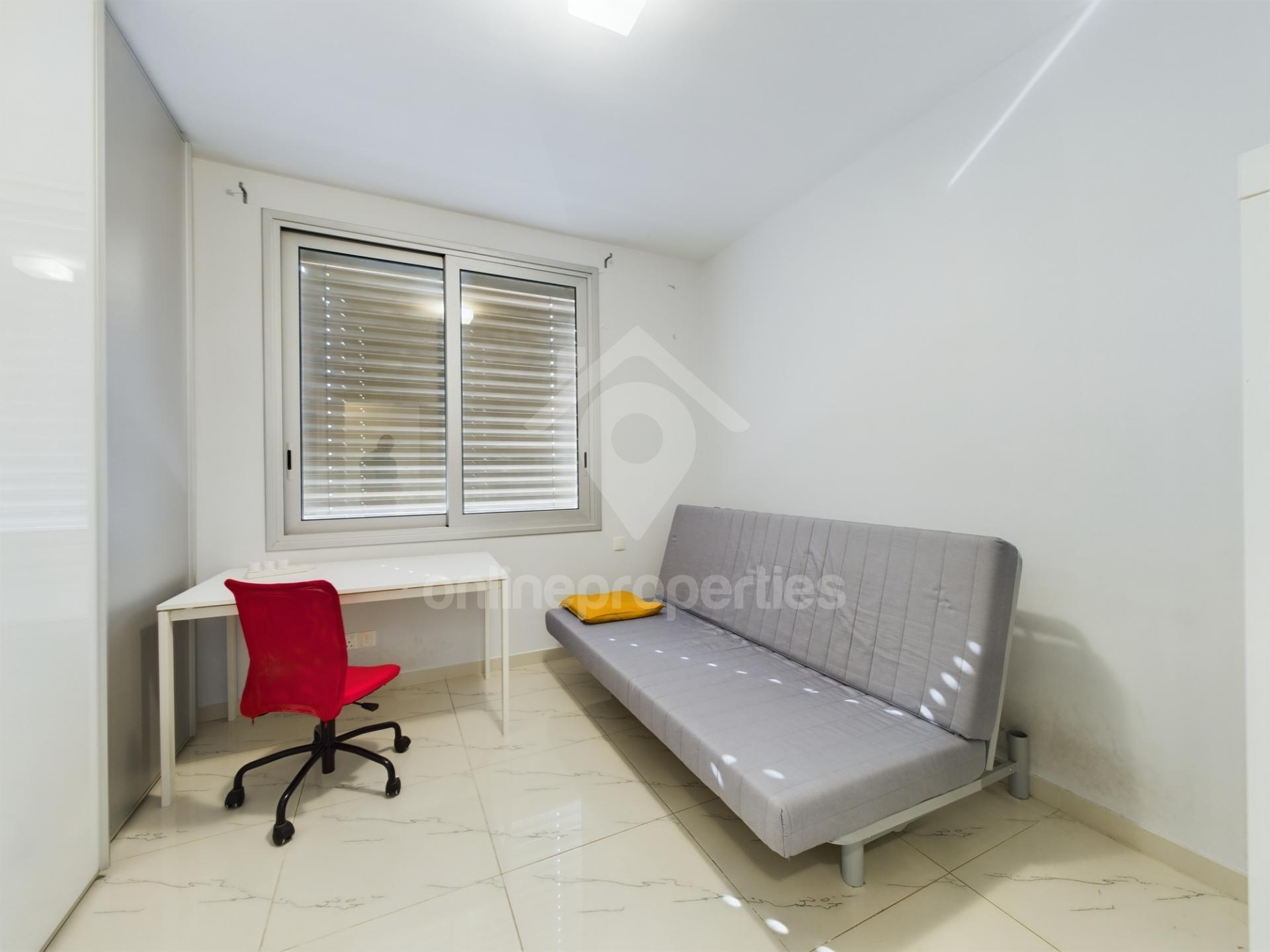 To change image, hover mouse over thumbnails below