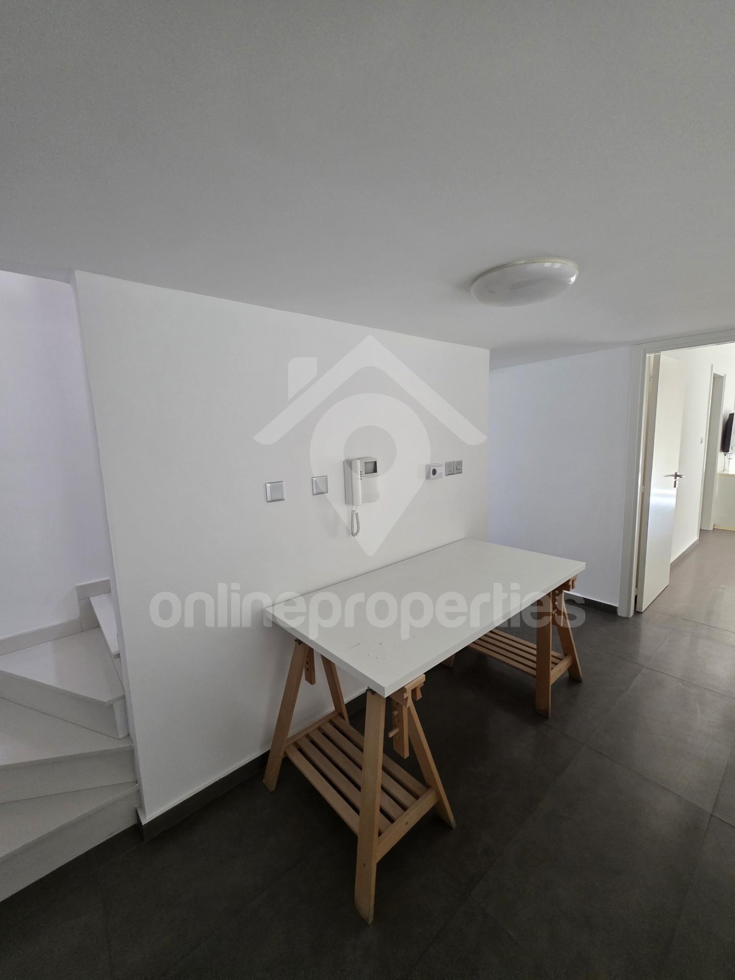 To change image, hover mouse over thumbnails below