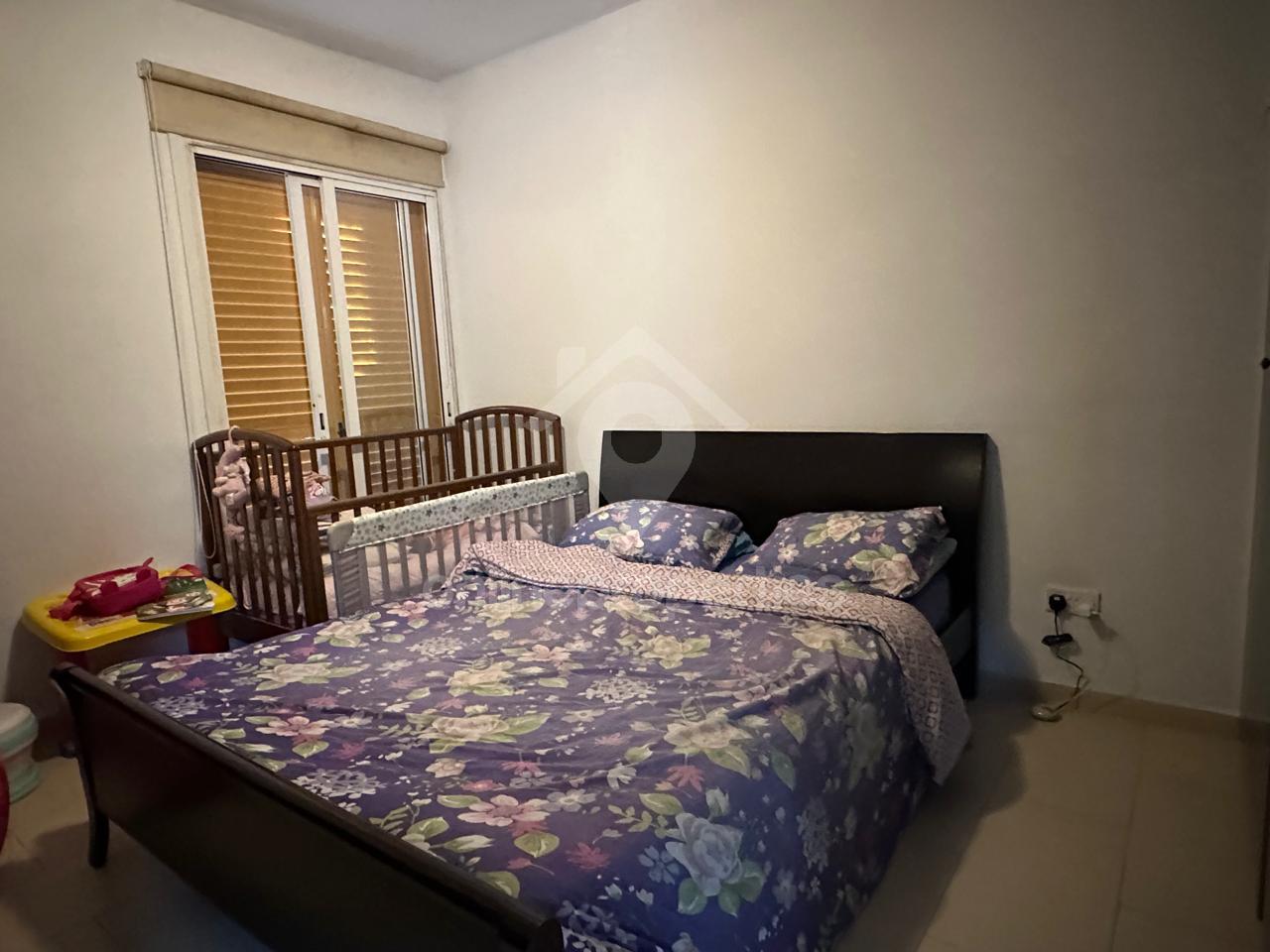 To change image, hover mouse over thumbnails below