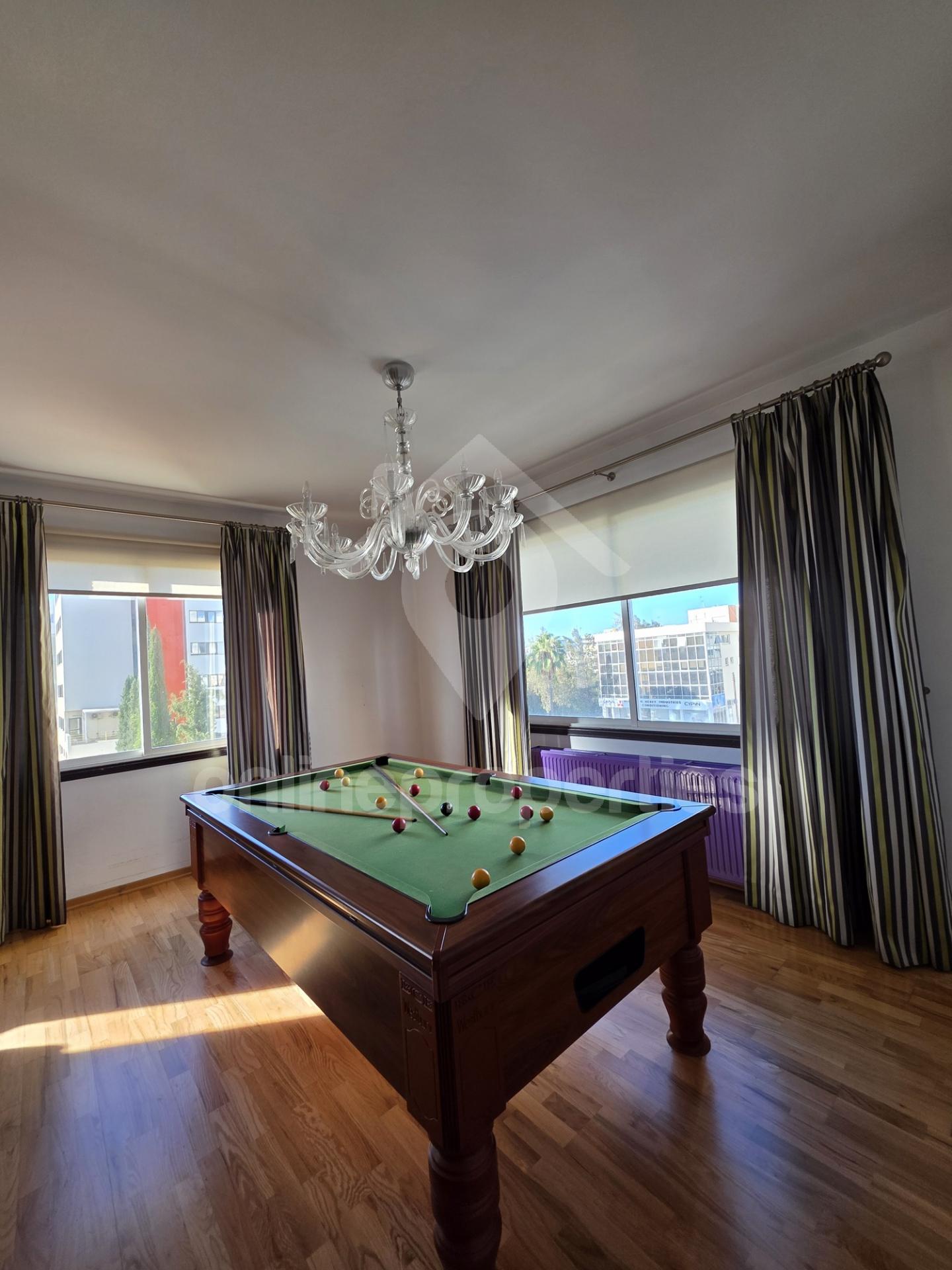 To change image, hover mouse over thumbnails below