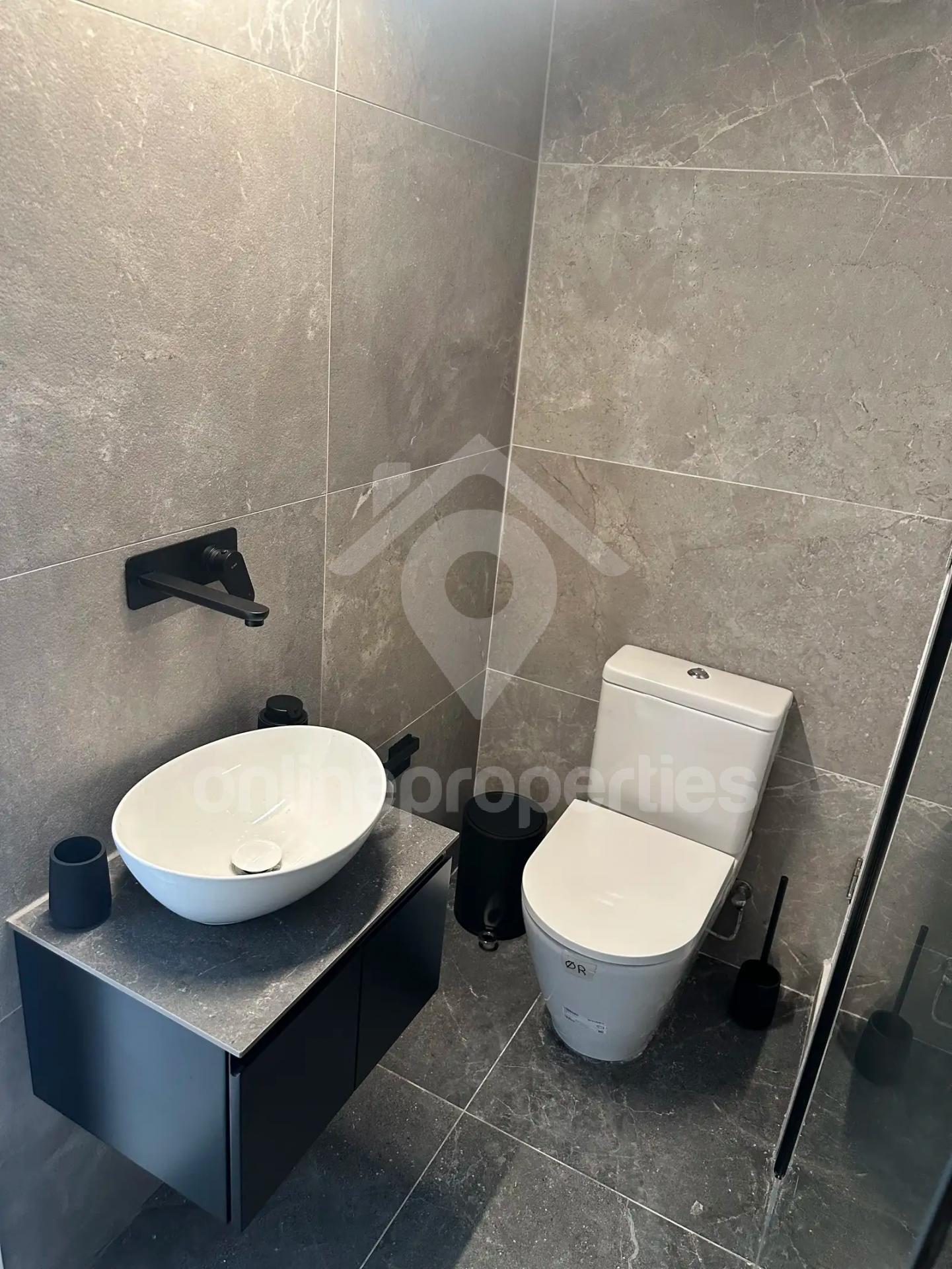 To change image, hover mouse over thumbnails below