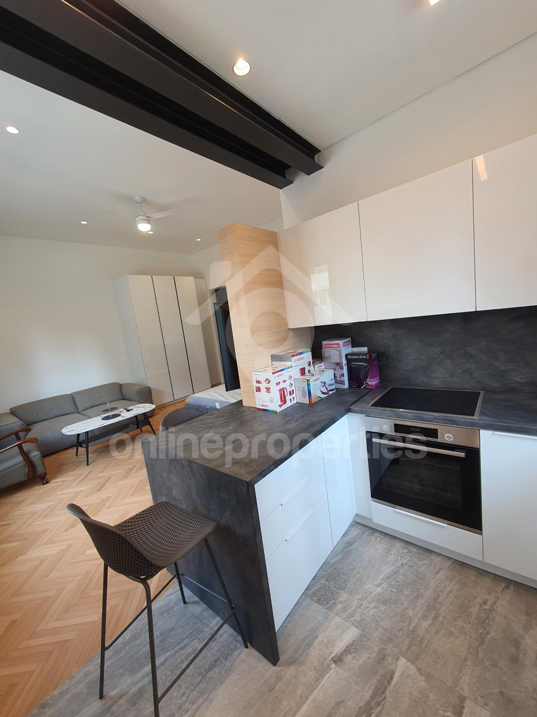 To change image, hover mouse over thumbnails below