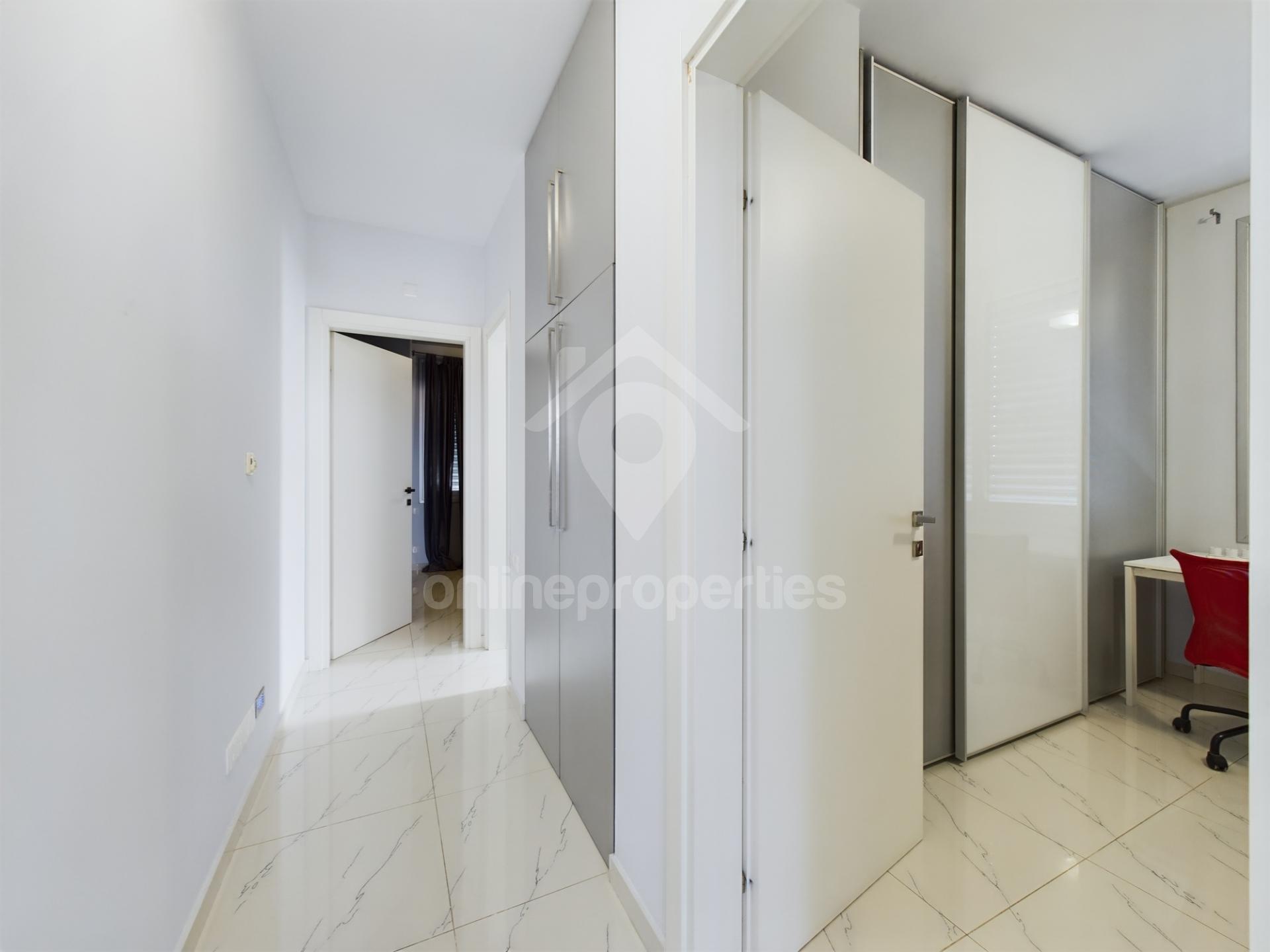 To change image, hover mouse over thumbnails below