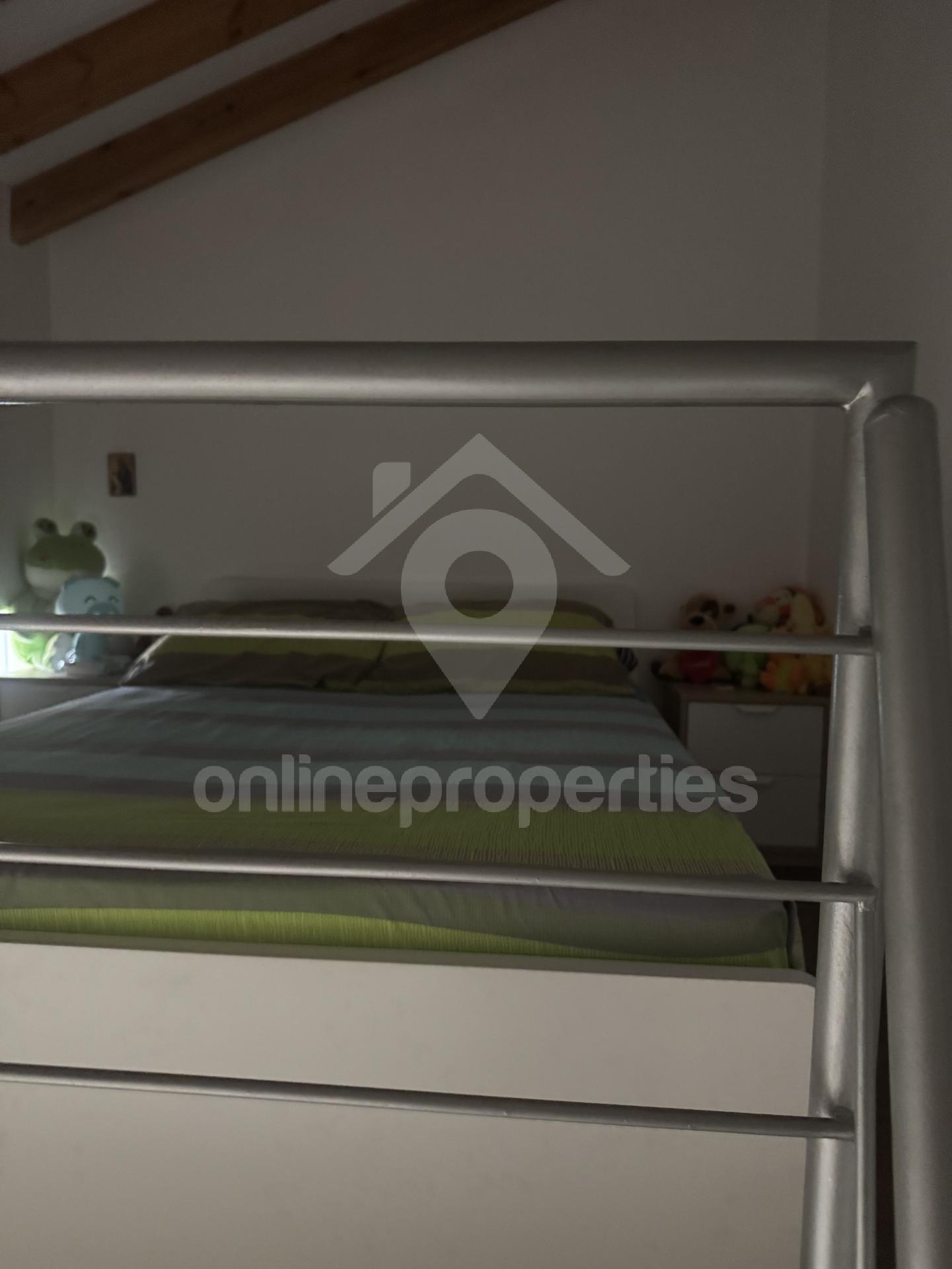 To change image, hover mouse over thumbnails below