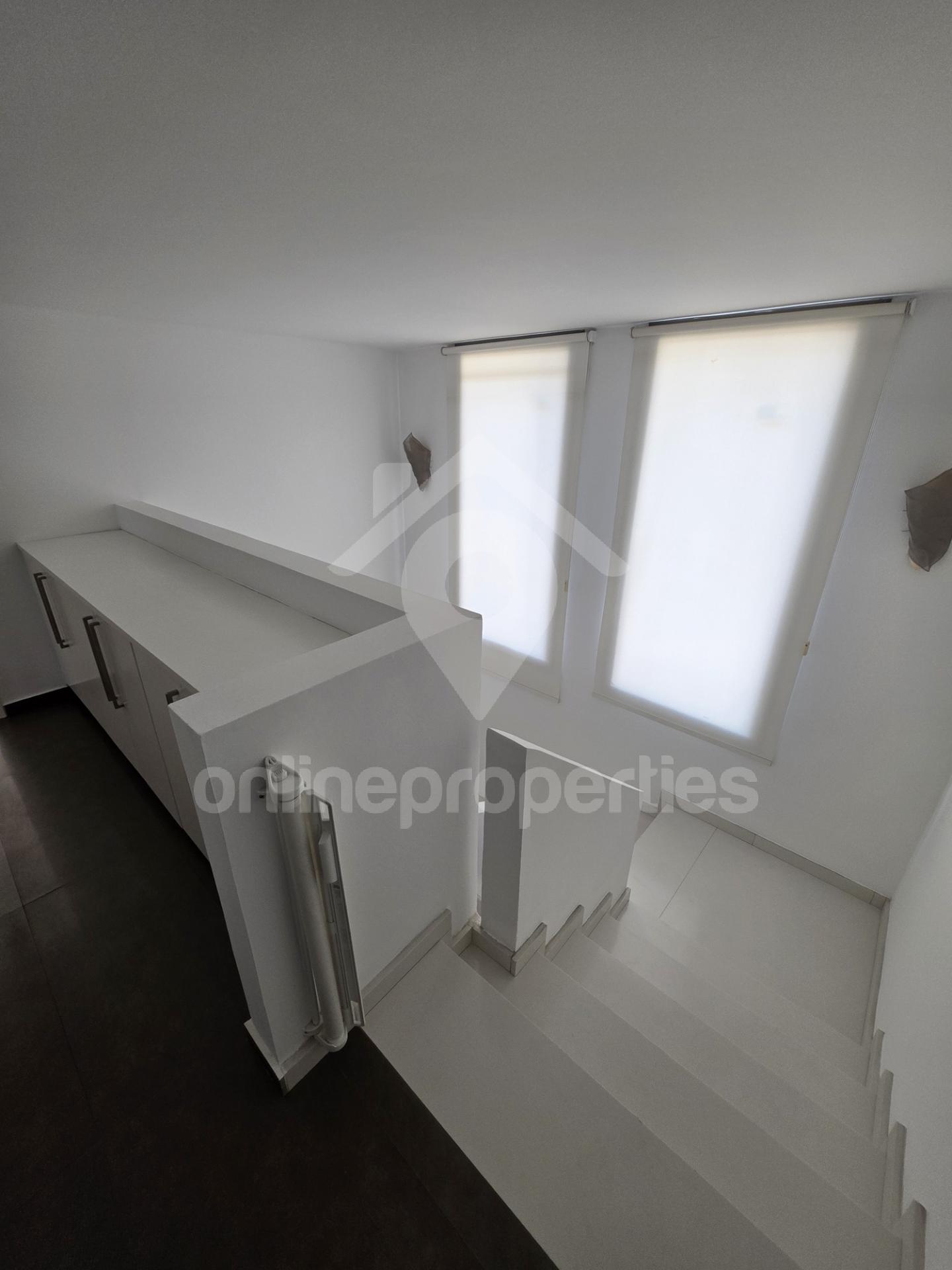 To change image, hover mouse over thumbnails below