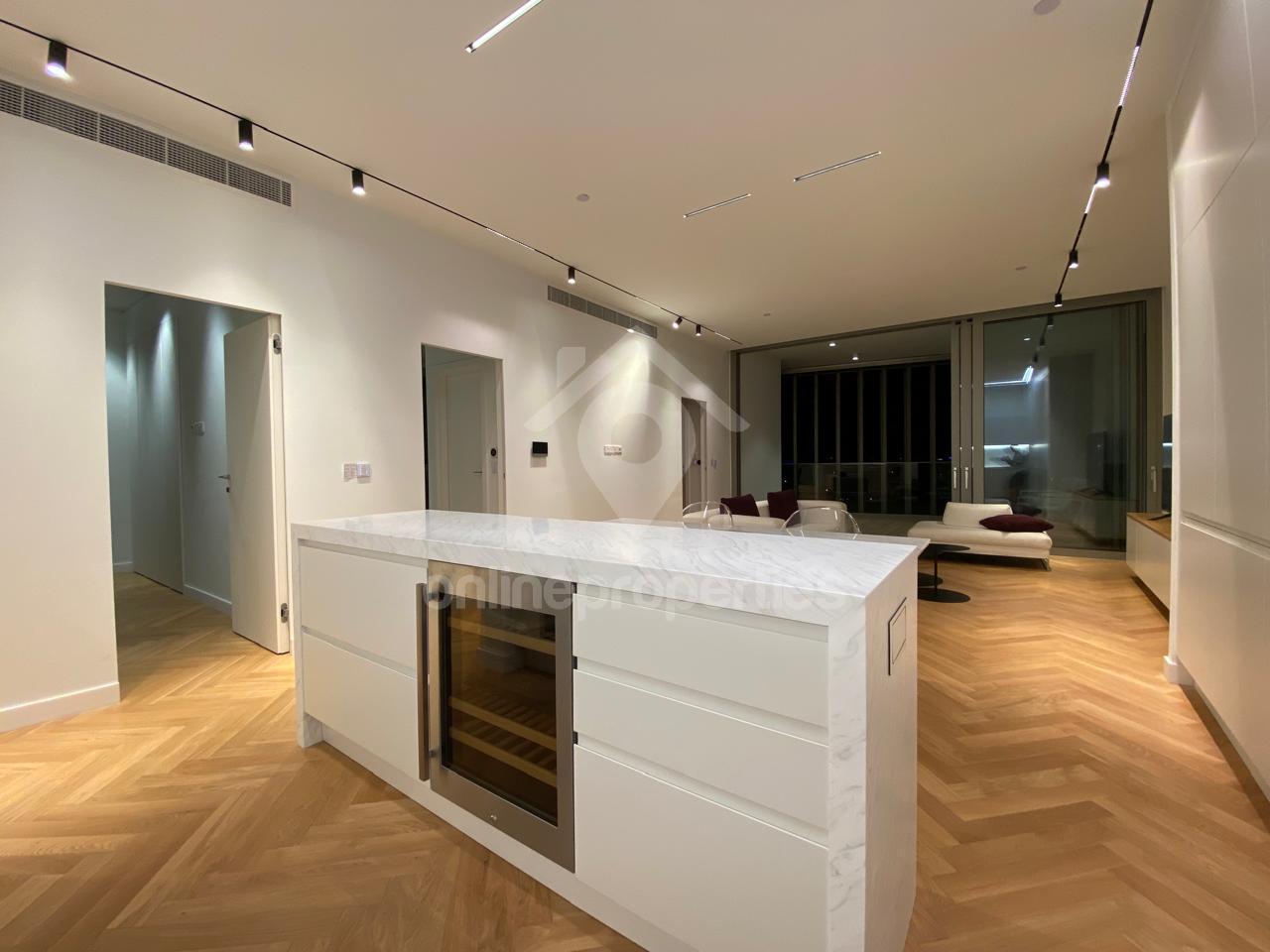 To change image, hover mouse over thumbnails below