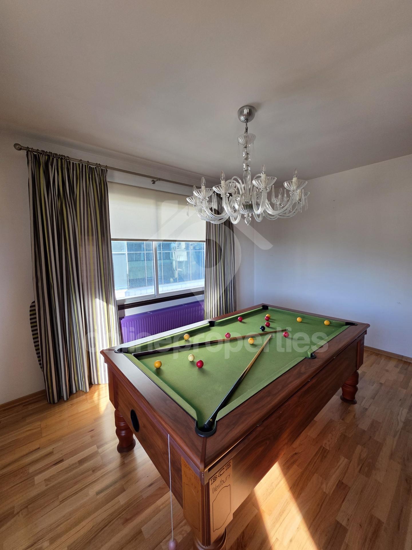 To change image, hover mouse over thumbnails below