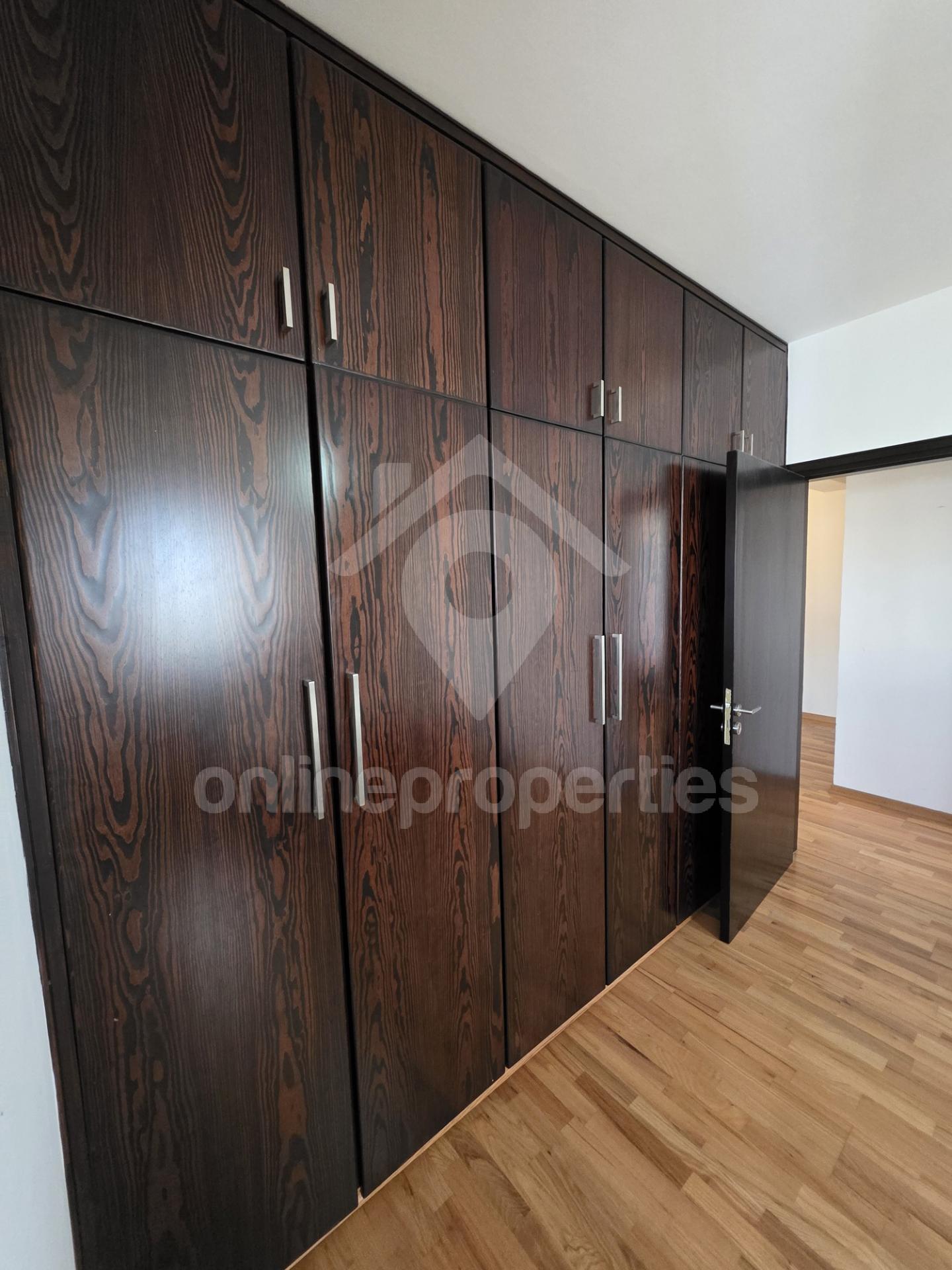 To change image, hover mouse over thumbnails below