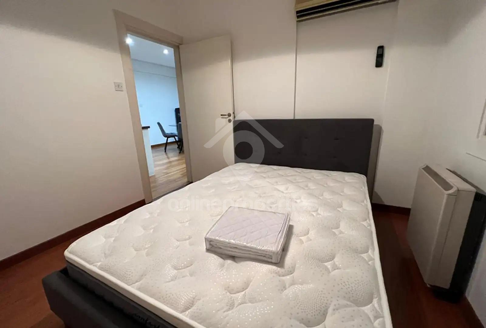 To change image, hover mouse over thumbnails below