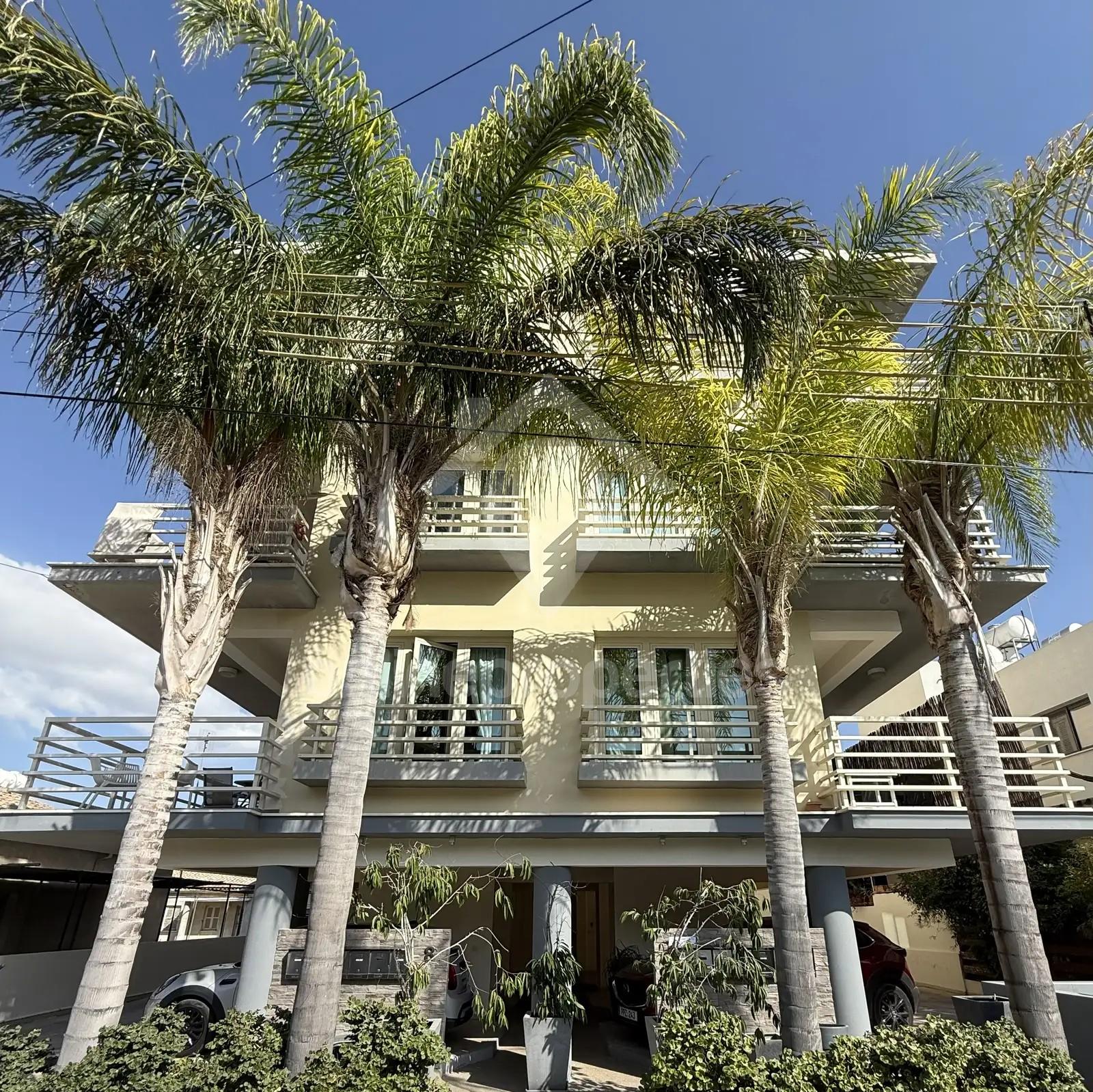 To change image, hover mouse over thumbnails below