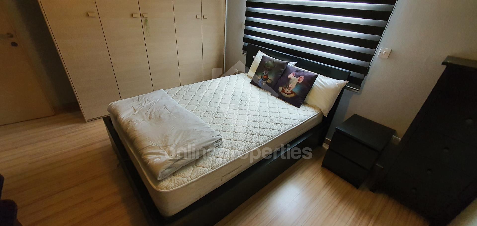 To change image, hover mouse over thumbnails below