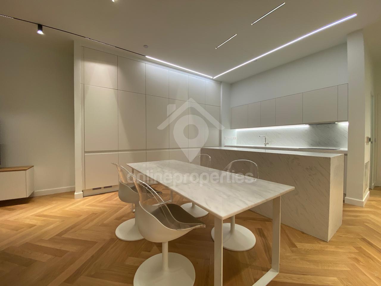 To change image, hover mouse over thumbnails below