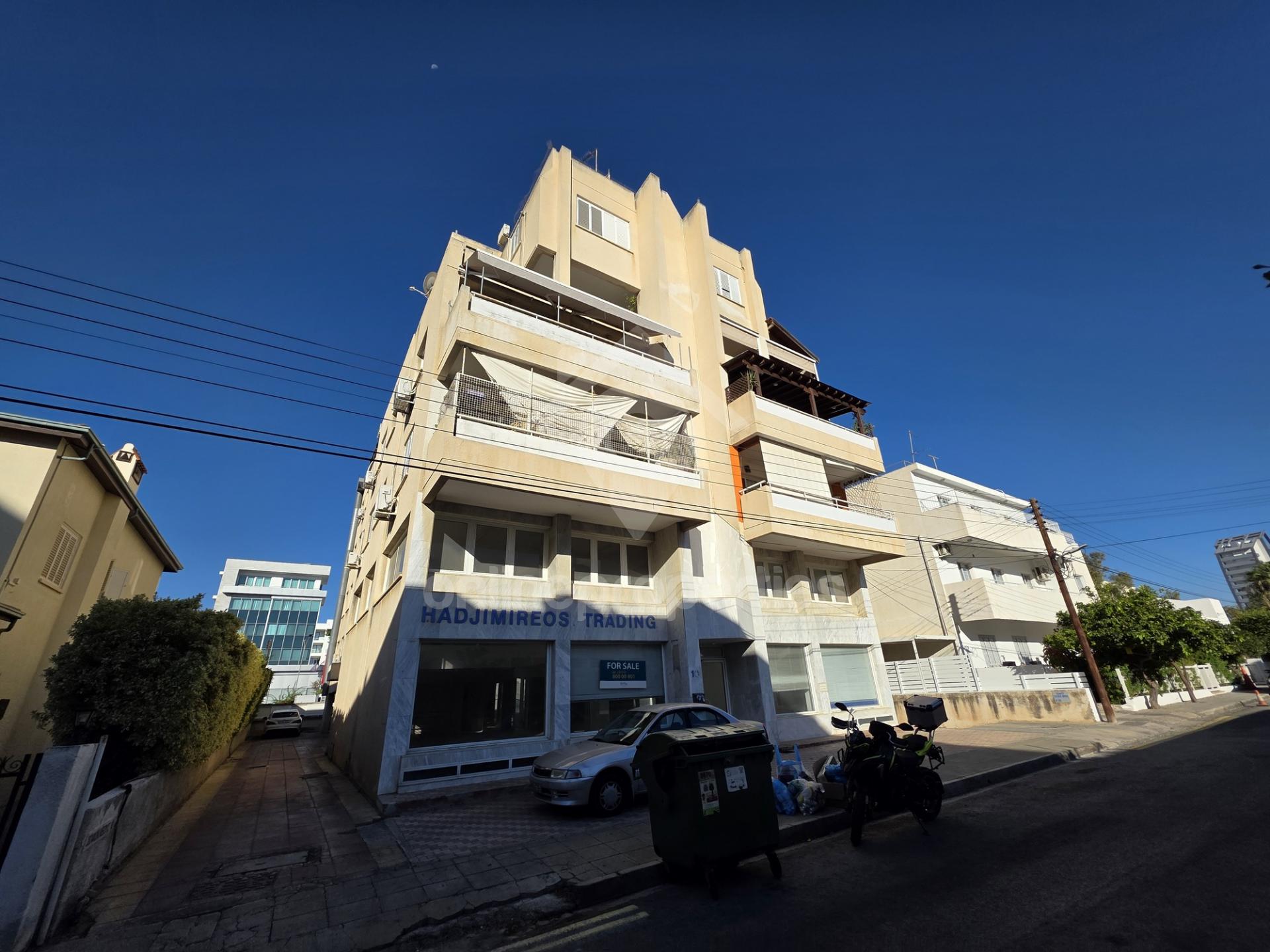 To change image, hover mouse over thumbnails below