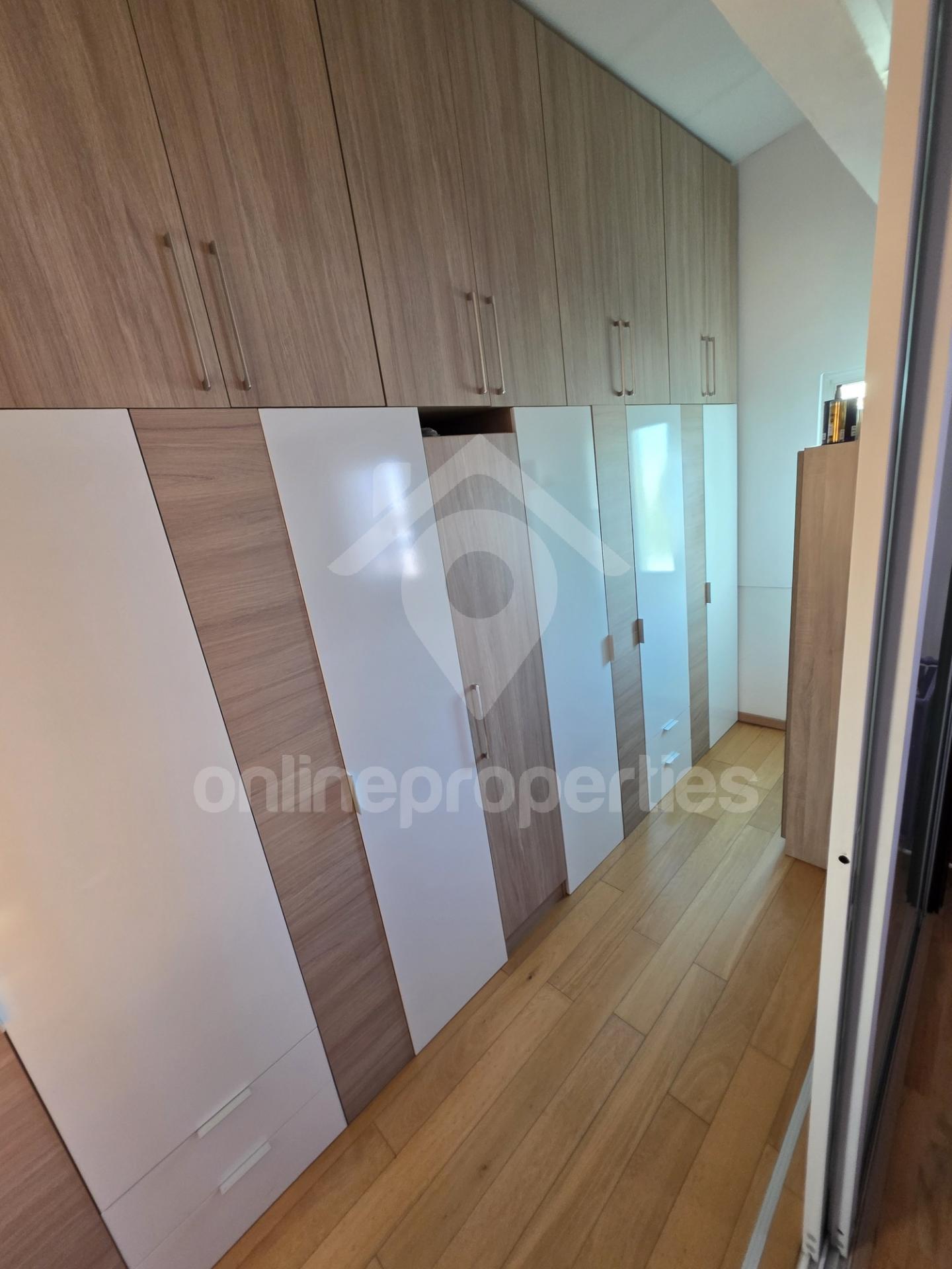 To change image, hover mouse over thumbnails below