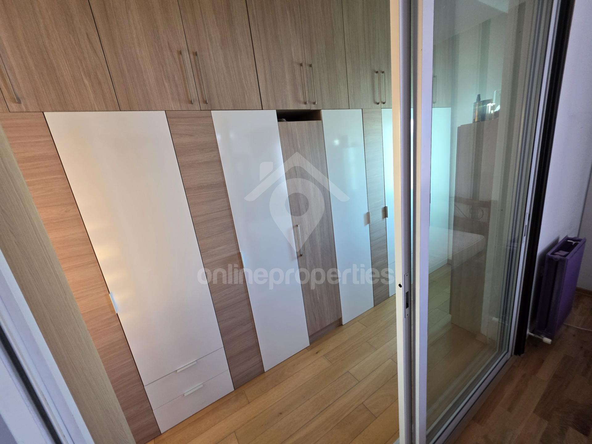 To change image, hover mouse over thumbnails below