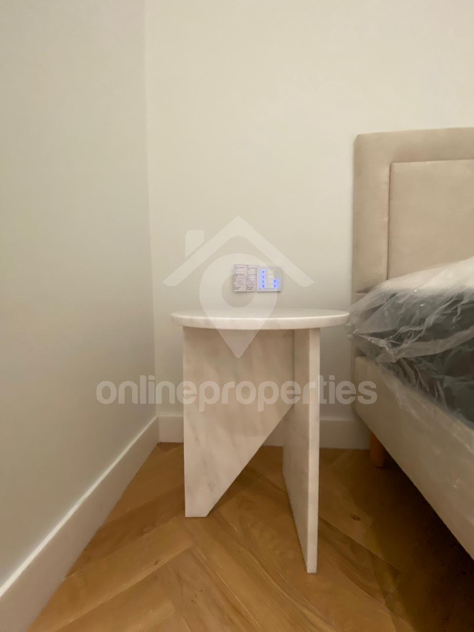 To change image, hover mouse over thumbnails below