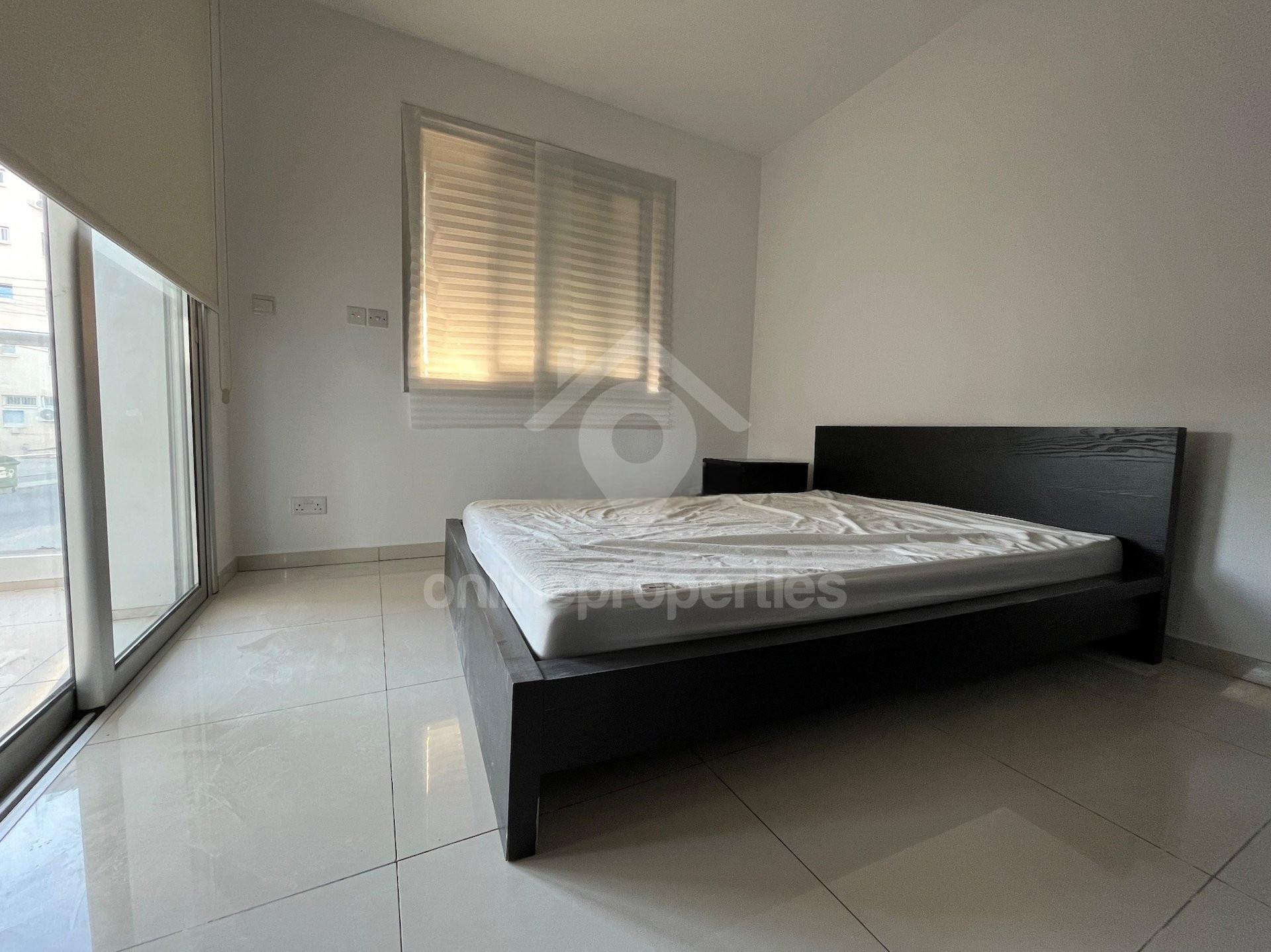 To change image, hover mouse over thumbnails below