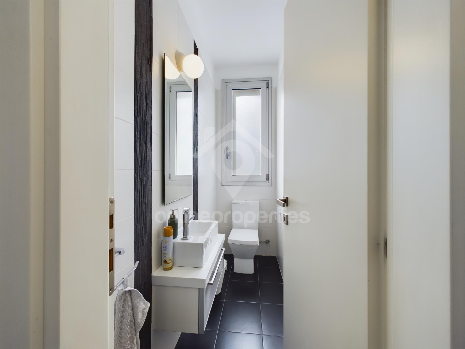 To change image, hover mouse over thumbnails below