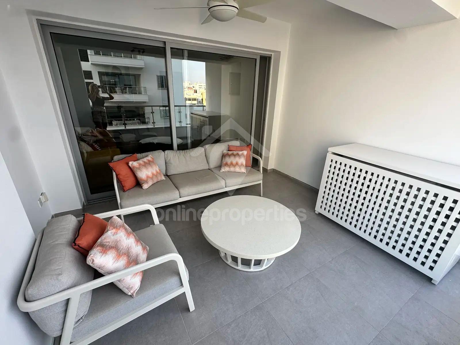 To change image, hover mouse over thumbnails below