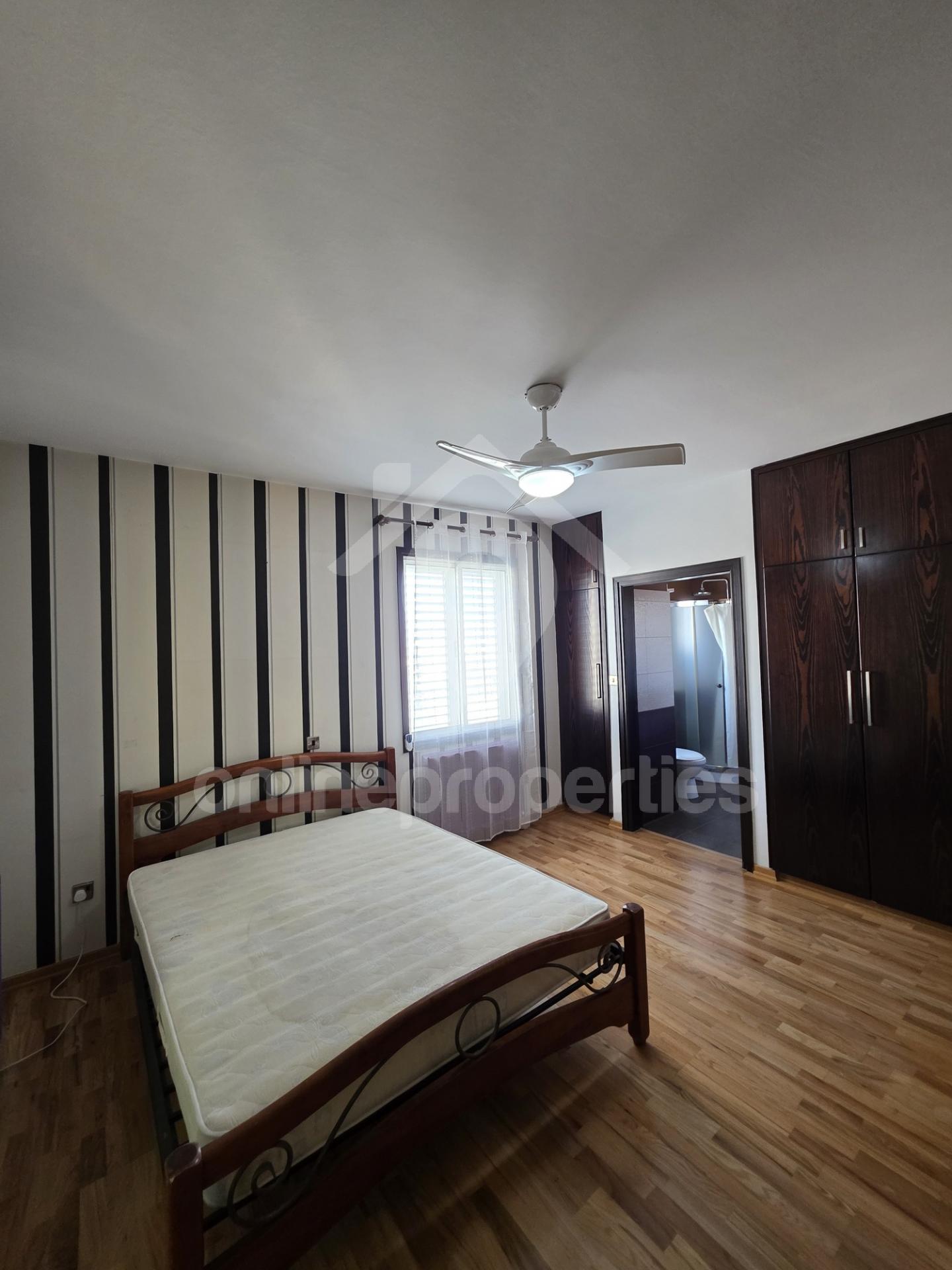 To change image, hover mouse over thumbnails below