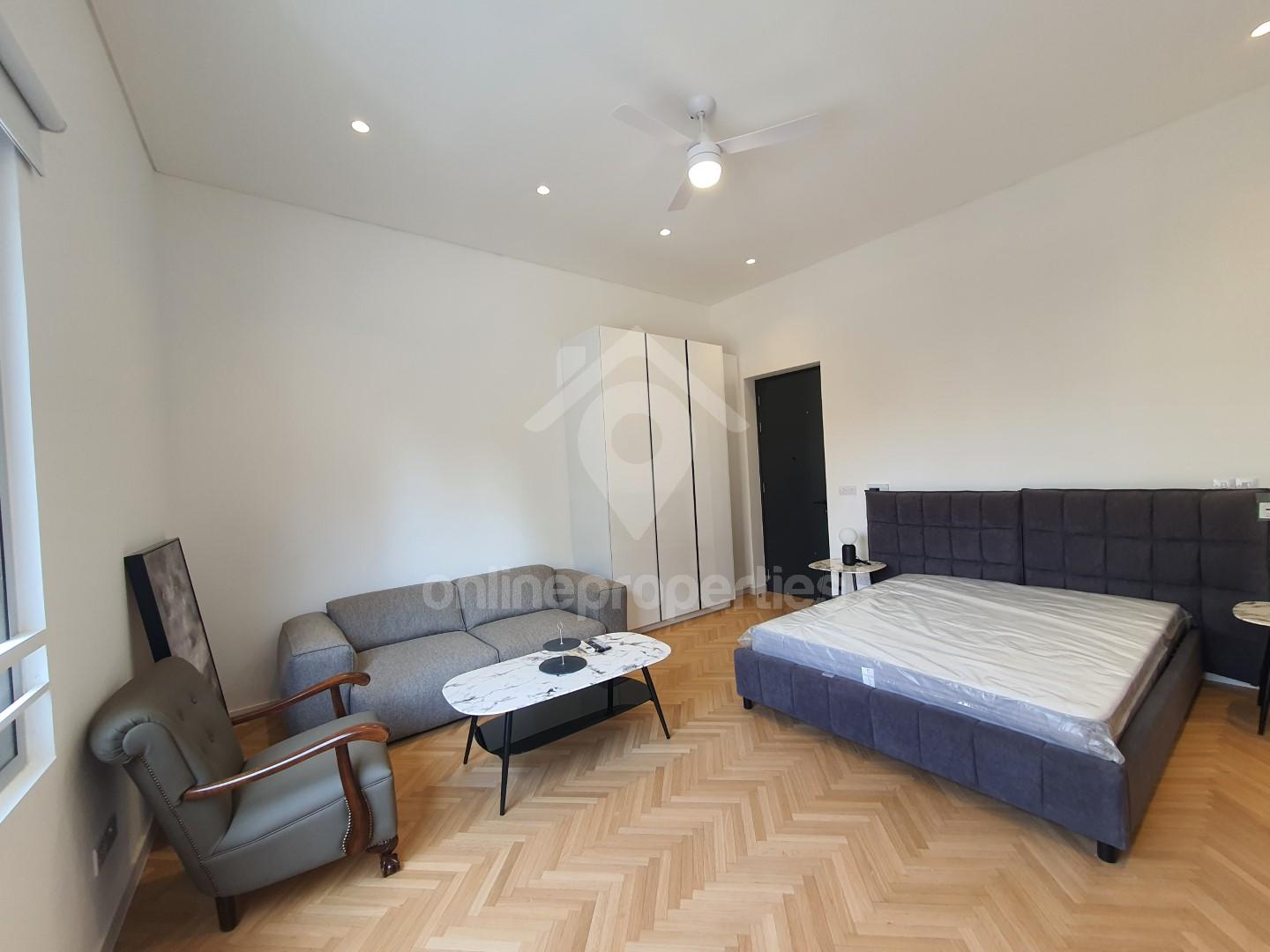 To change image, hover mouse over thumbnails below