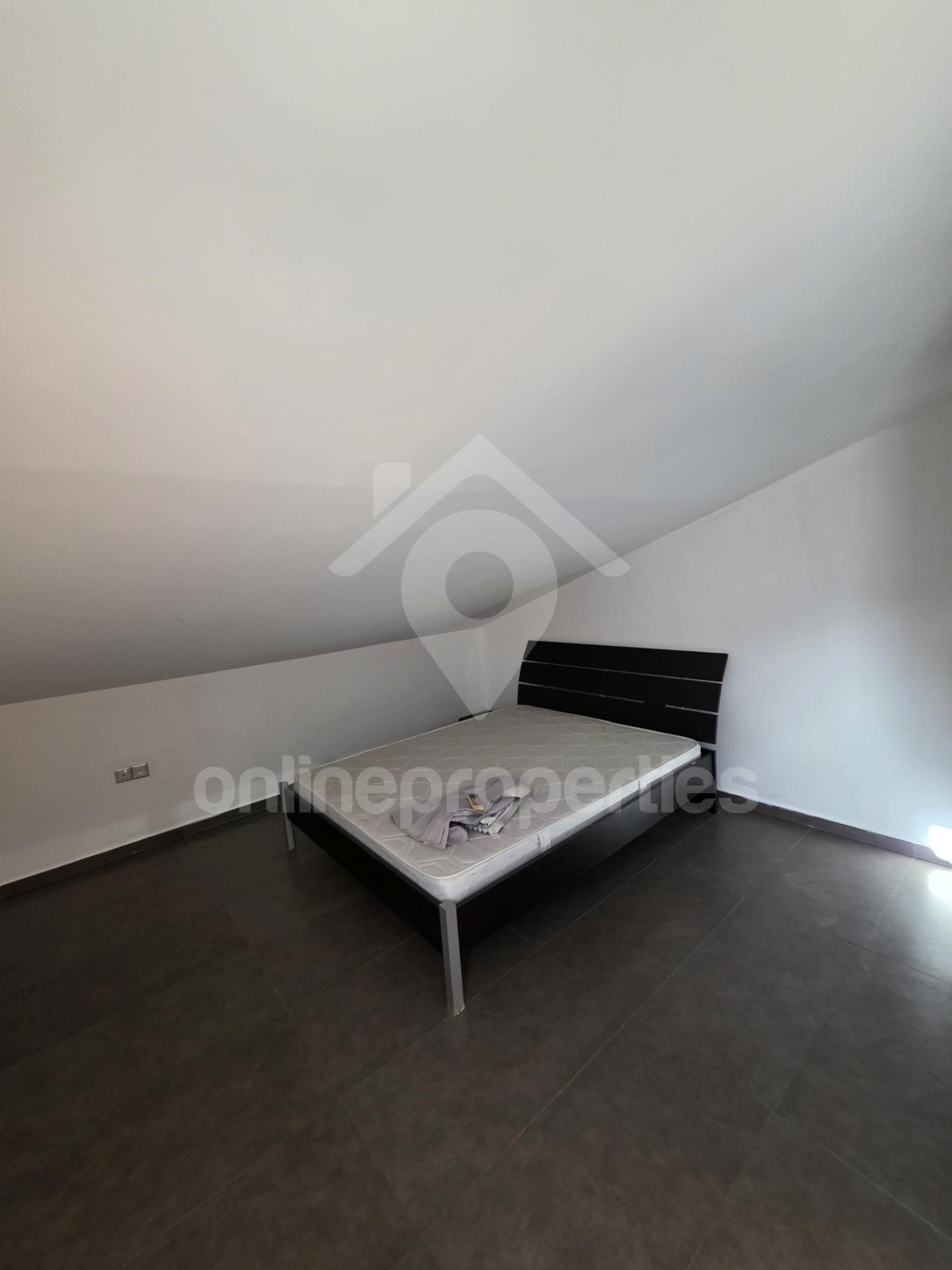 To change image, hover mouse over thumbnails below