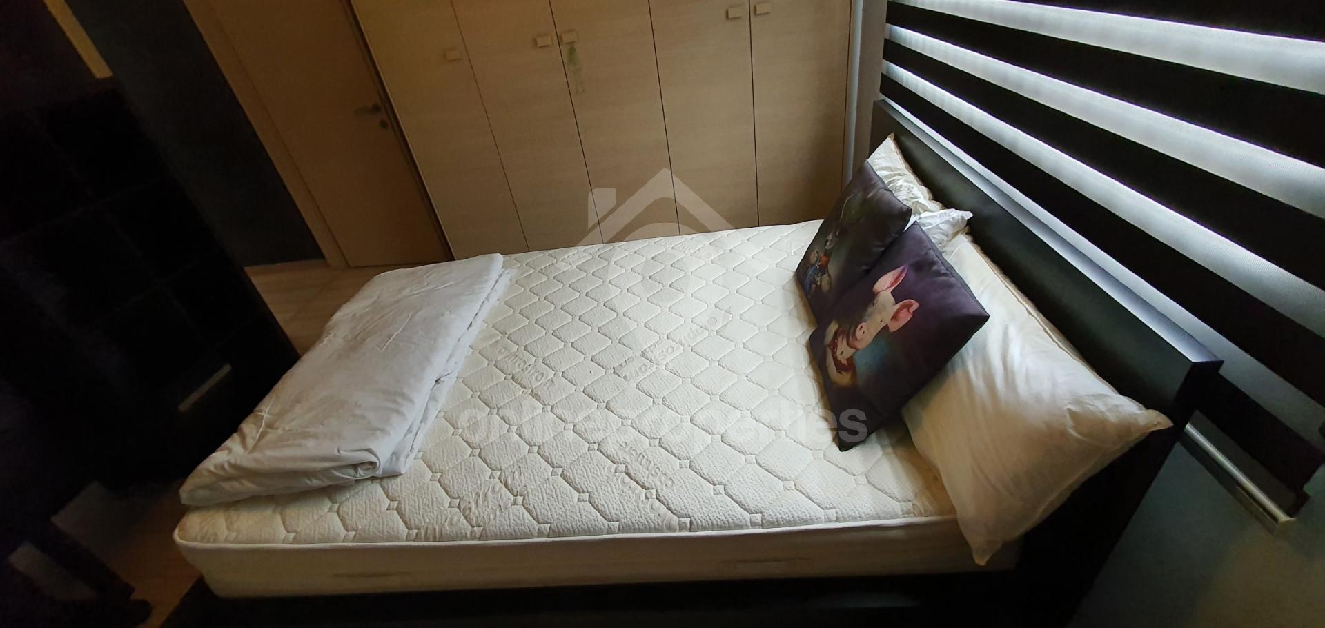 To change image, hover mouse over thumbnails below