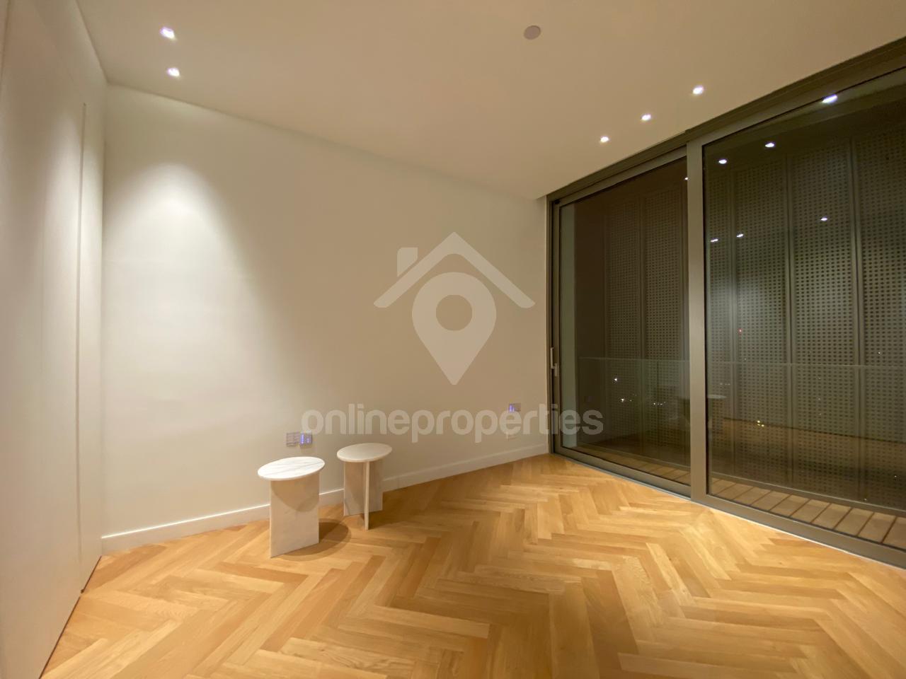 To change image, hover mouse over thumbnails below