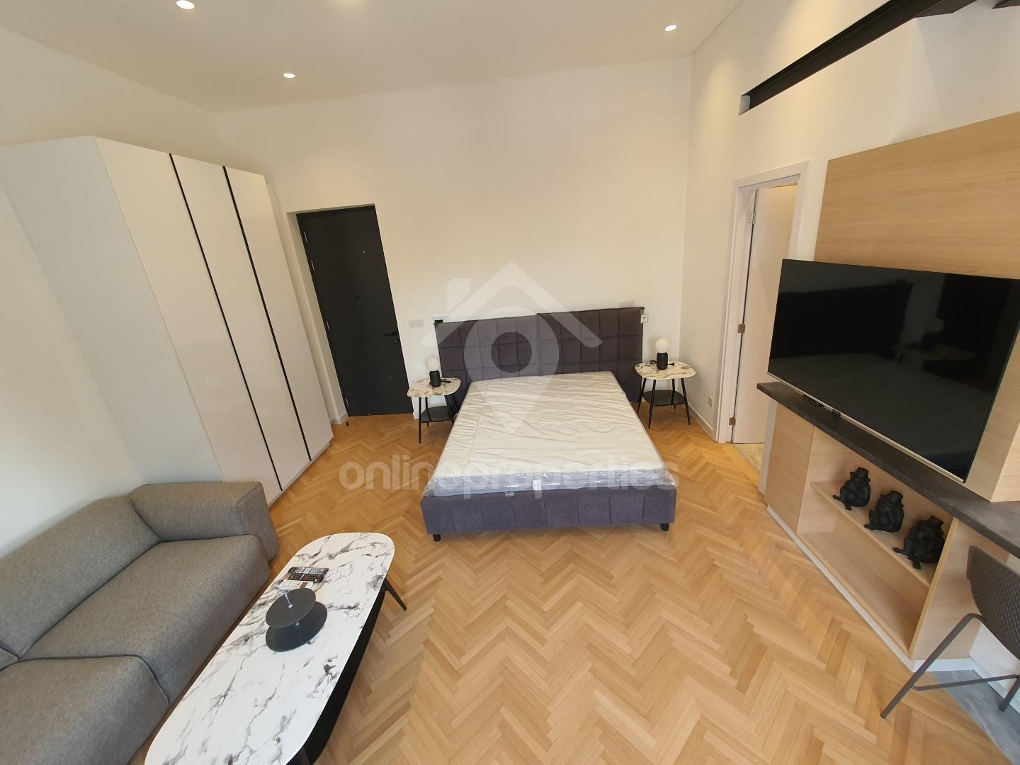 To change image, hover mouse over thumbnails below