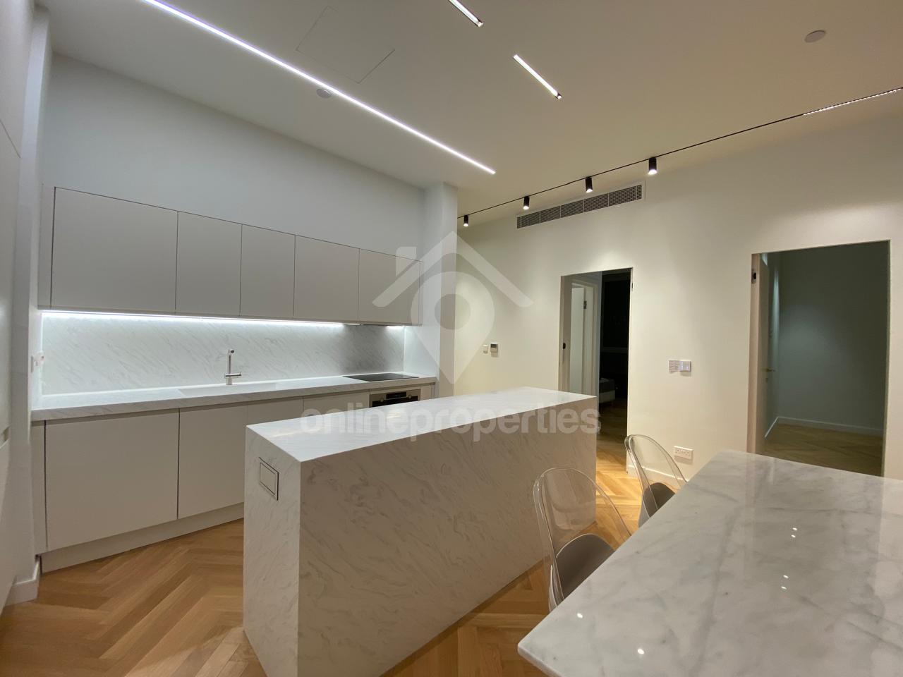 To change image, hover mouse over thumbnails below