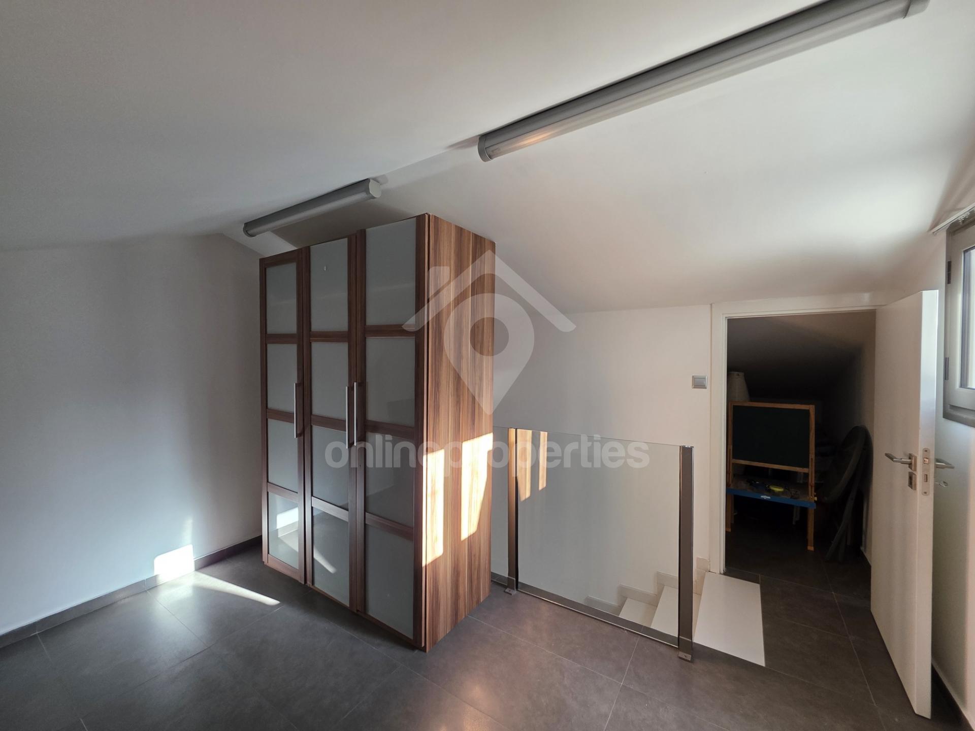 To change image, hover mouse over thumbnails below