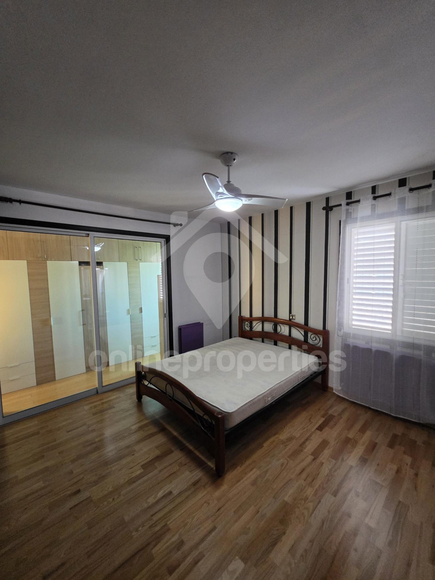 To change image, hover mouse over thumbnails below