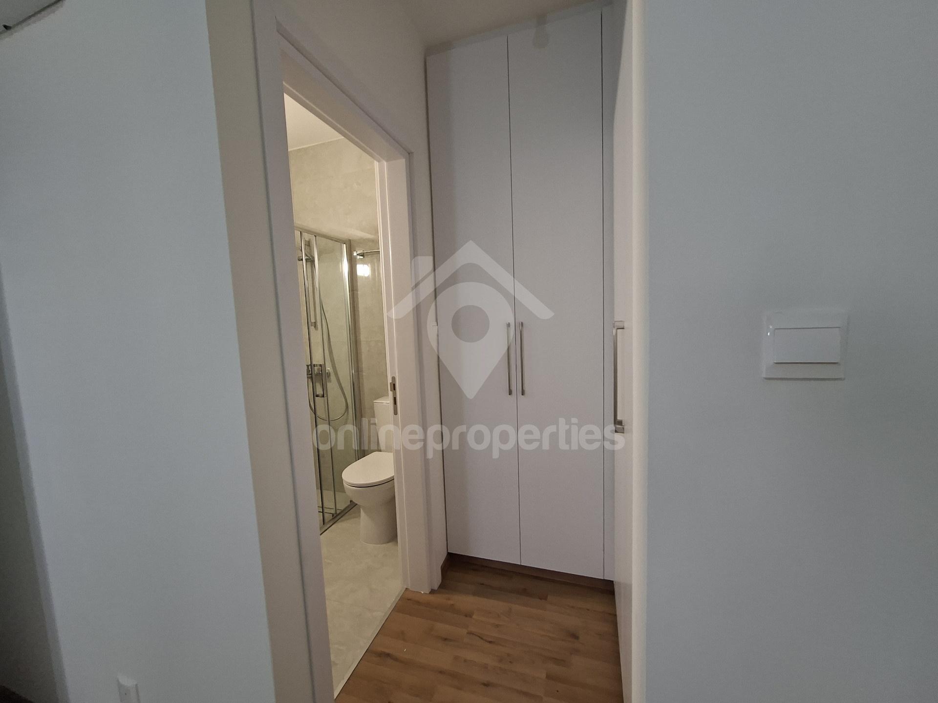 To change image, hover mouse over thumbnails below