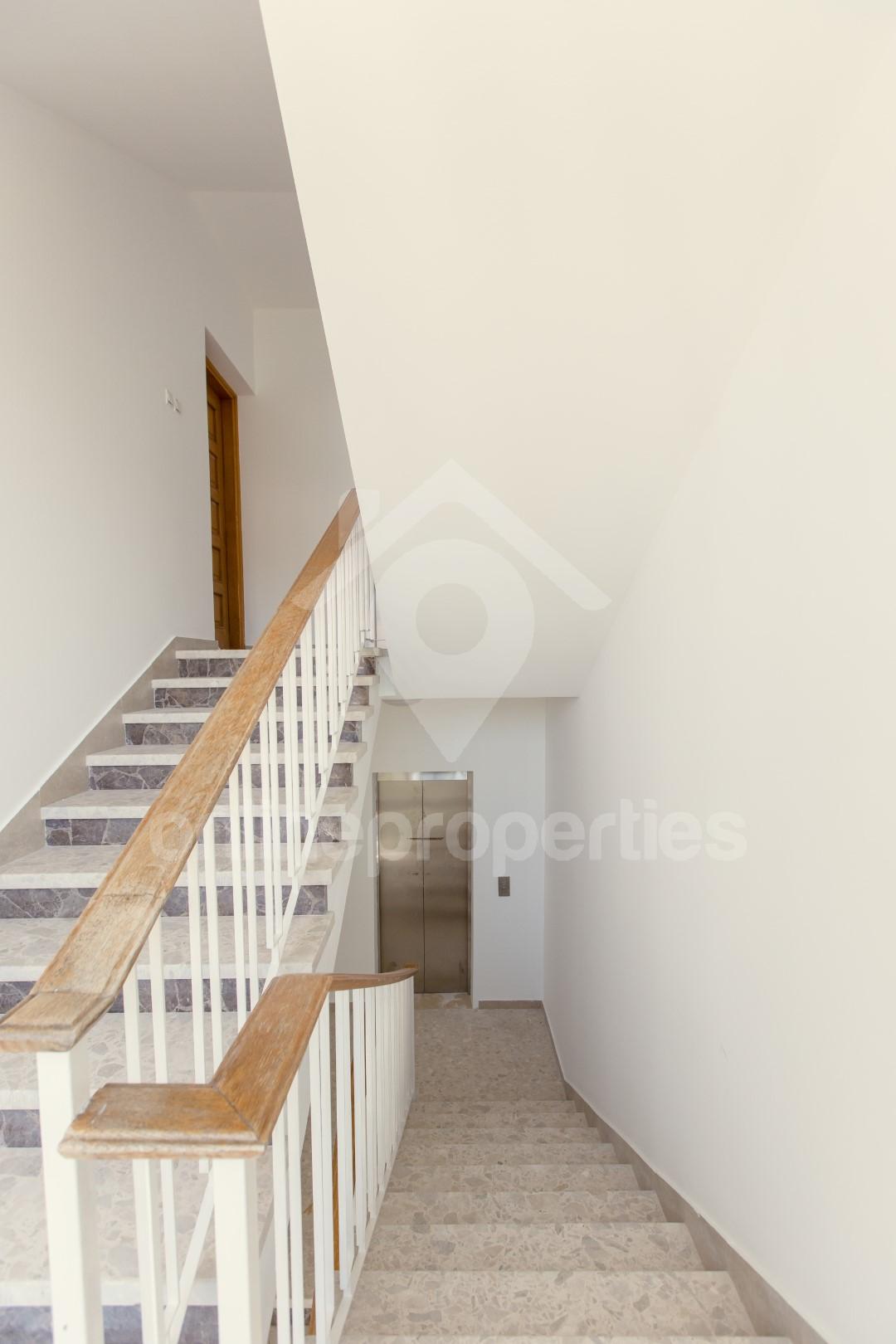 To change image, hover mouse over thumbnails below